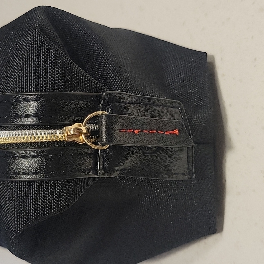 Want Les Essentials Air Canada Makeup Bag - Picture 2 of 6